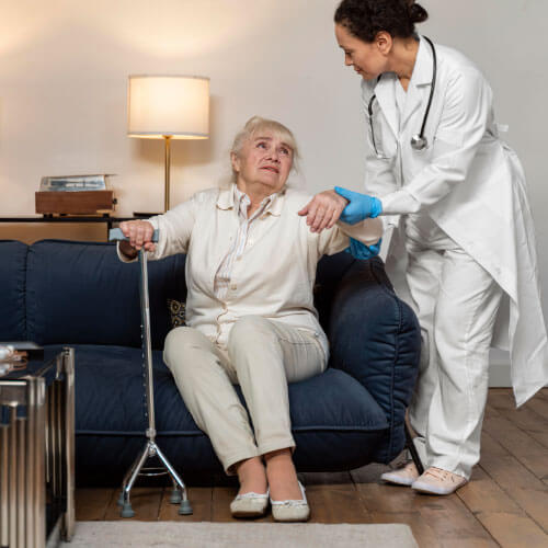 Médico fazendo coleta domiciliar de exames em casa de repouso