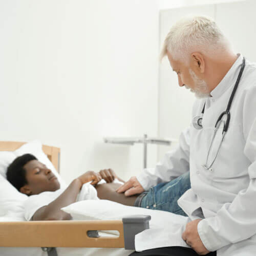 Médico fazendo coleta domiciliar de exames em pacientes acamados