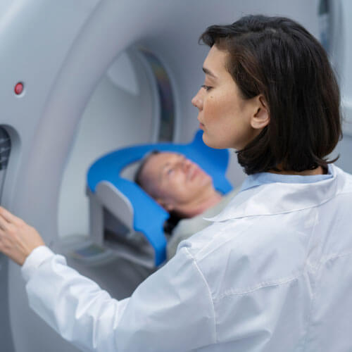 Dra colocando o paciente para realizar o exame angioressonância Dra colocando o paciente para realizar o exame angioressonância