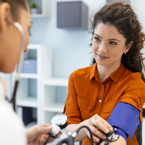 Médica fazendo check-up feminino em uma paciente na Global Exames