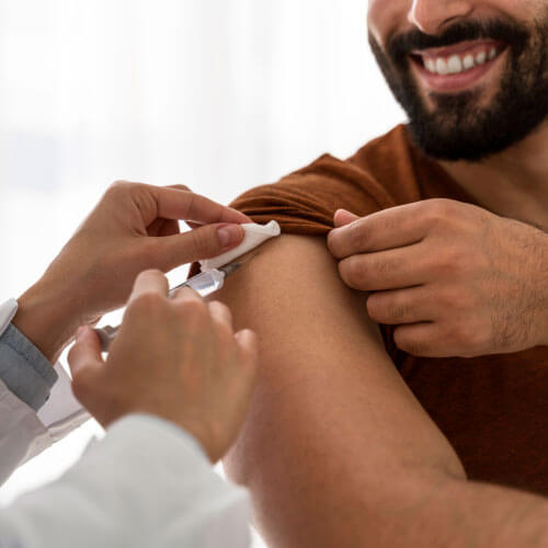 Homem tirando sangue para fazer exame toxicológico Homem tirando sangue para fazer exame toxicológico