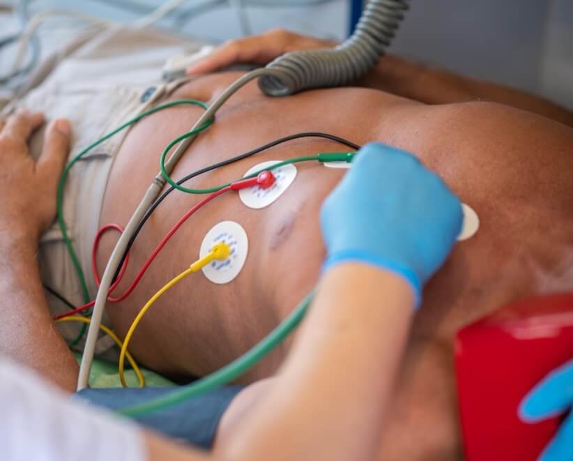 Médica realizando o ecocardiograma um paciente na Global exames Médica realizando o ecocardiograma um paciente na Global exames