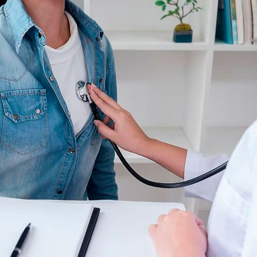 Médico ouvindo os batimentos cardiacos do paciente para concluir o Exame Demissional Médico ouvindo os batimentos cardiacos do paciente para concluir o Exame Demissional
