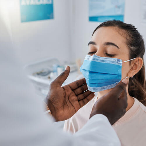 Paciente em exame médico de tireoide na Global exames