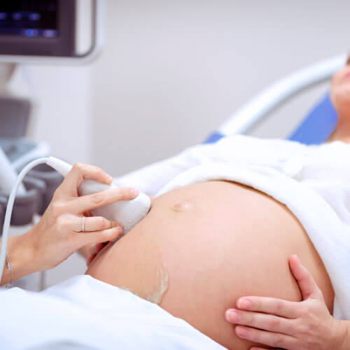 Gravida fazendo exame de ultrassom