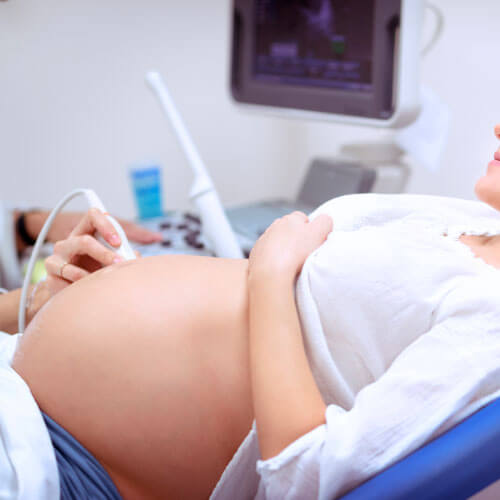 Gravida fazendo exame de ultrassom