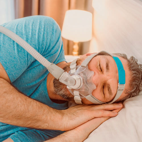 Homem dormindo com máquina de Polissonagrafia em Guarulhos