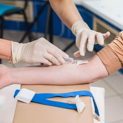 Médico fazendo teste de glicemia no sangue para diabetes na Global exames Médico fazendo teste de glicemia no sangue para diabetes na Global exames