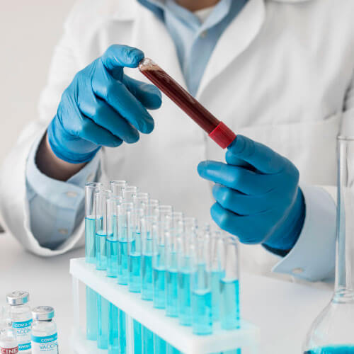 Médicos segurando a coleta de sangue para realizar o Teste de DNA