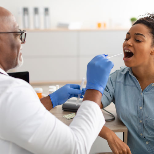 Médico coletando amostra de Teste de DNA
