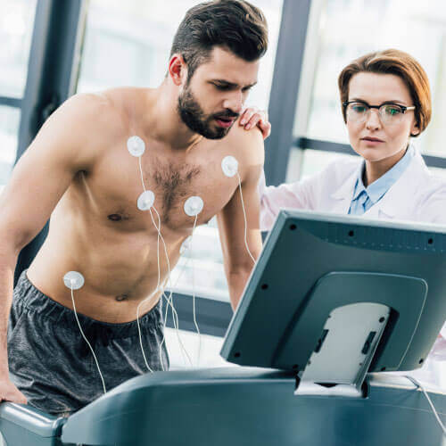 Médico realizando teste ergométrico com paciente na Global exames