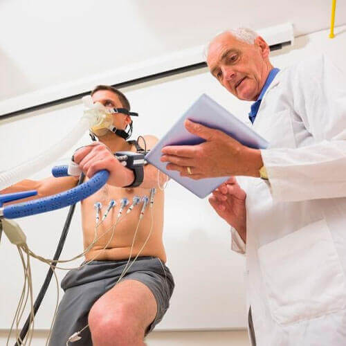Médico realizando teste ergométrico com paciente na Global exames