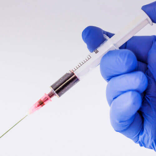 Seringa com a coleta de sanguie para fazer o teste genético