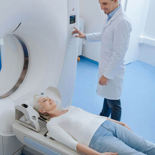 Idosa fazendo tomografia na Global exames