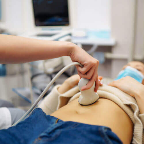 Mulher fazendo exame de Ultrassom Abdominal na Global exames