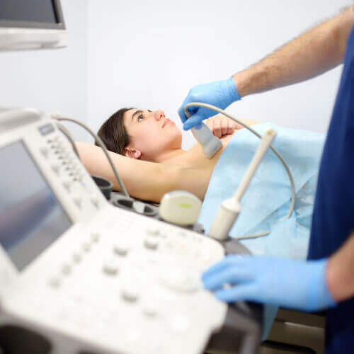 Mulher fazendo exame de Ultrassom da mama na Global exames