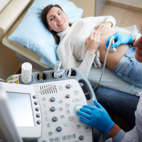 Mulher gravida fazendo exame de Ultrassom Morfológica na Global exames